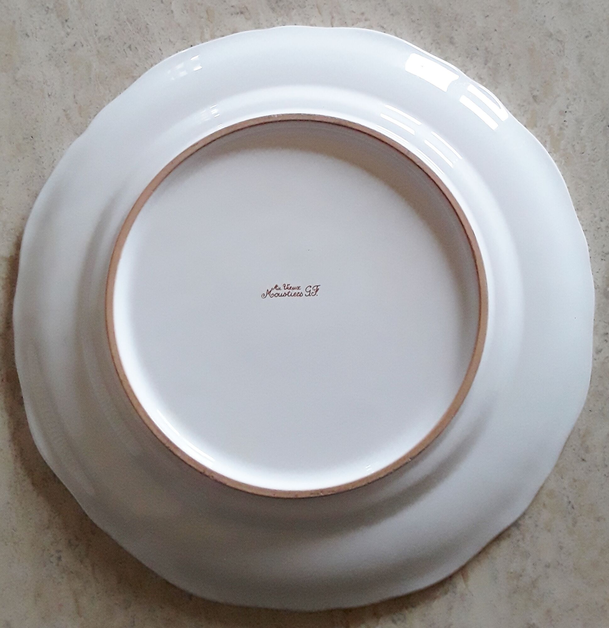 Decorative plate decorated "Birds of Moustiers" and small matching pot