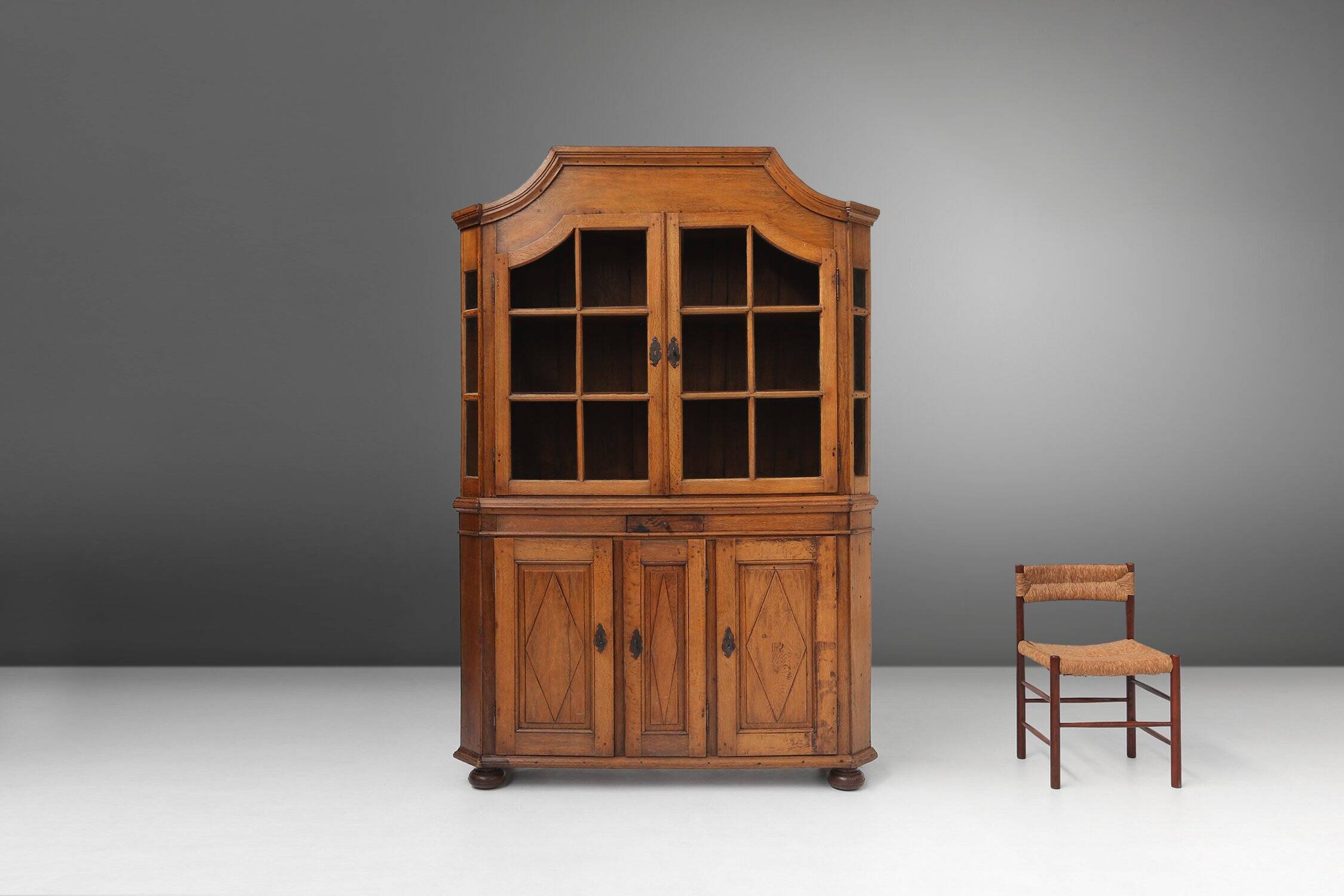 Early 18th Century Vitrine Cabinet in oak, Germany
