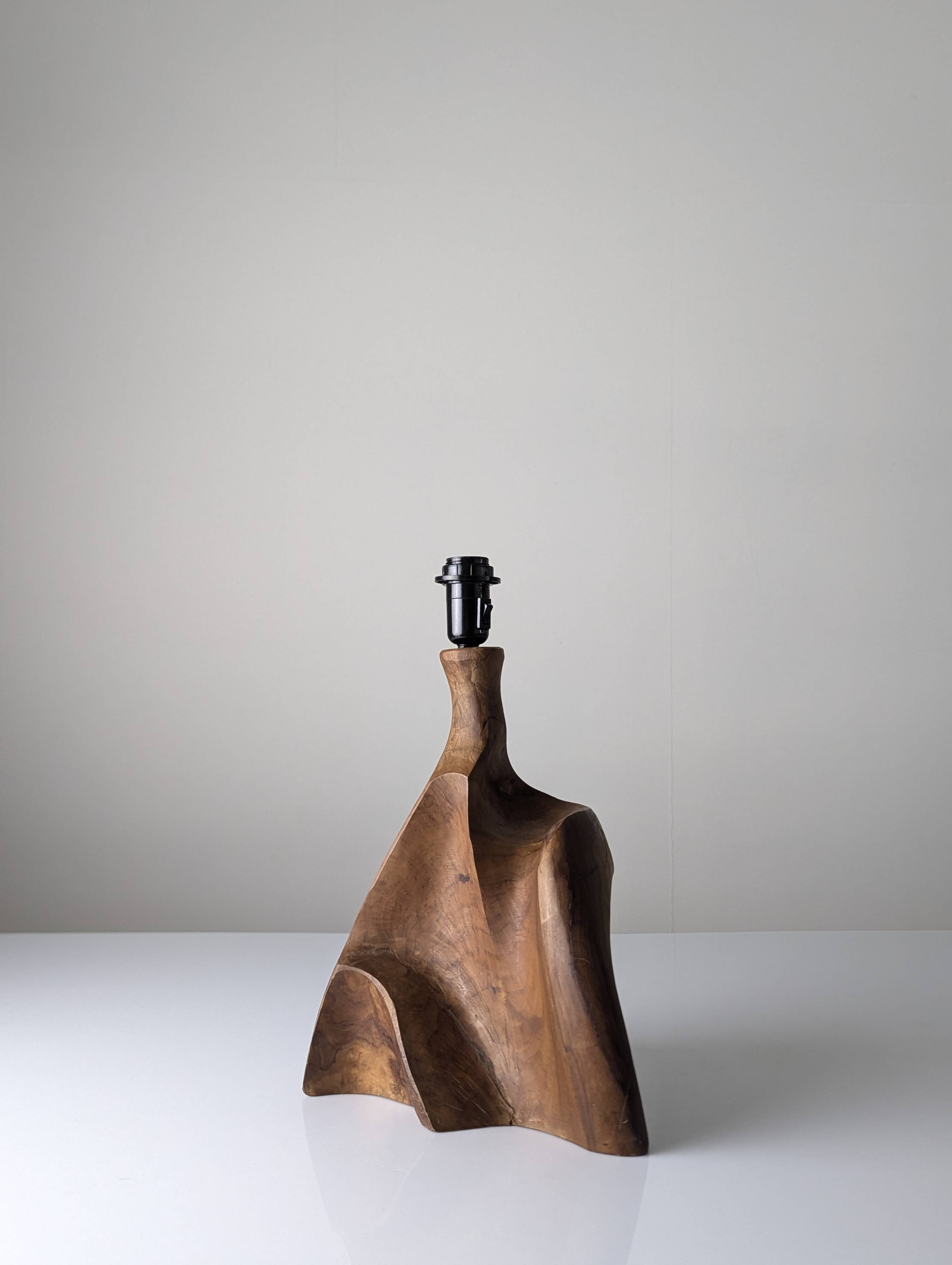 Sculptural table lamp in carved olive wood, organic modern 1970s