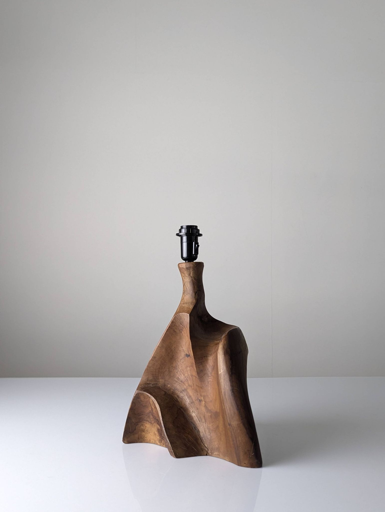 Sculptural table lamp in carved olive wood, organic modern 1970s