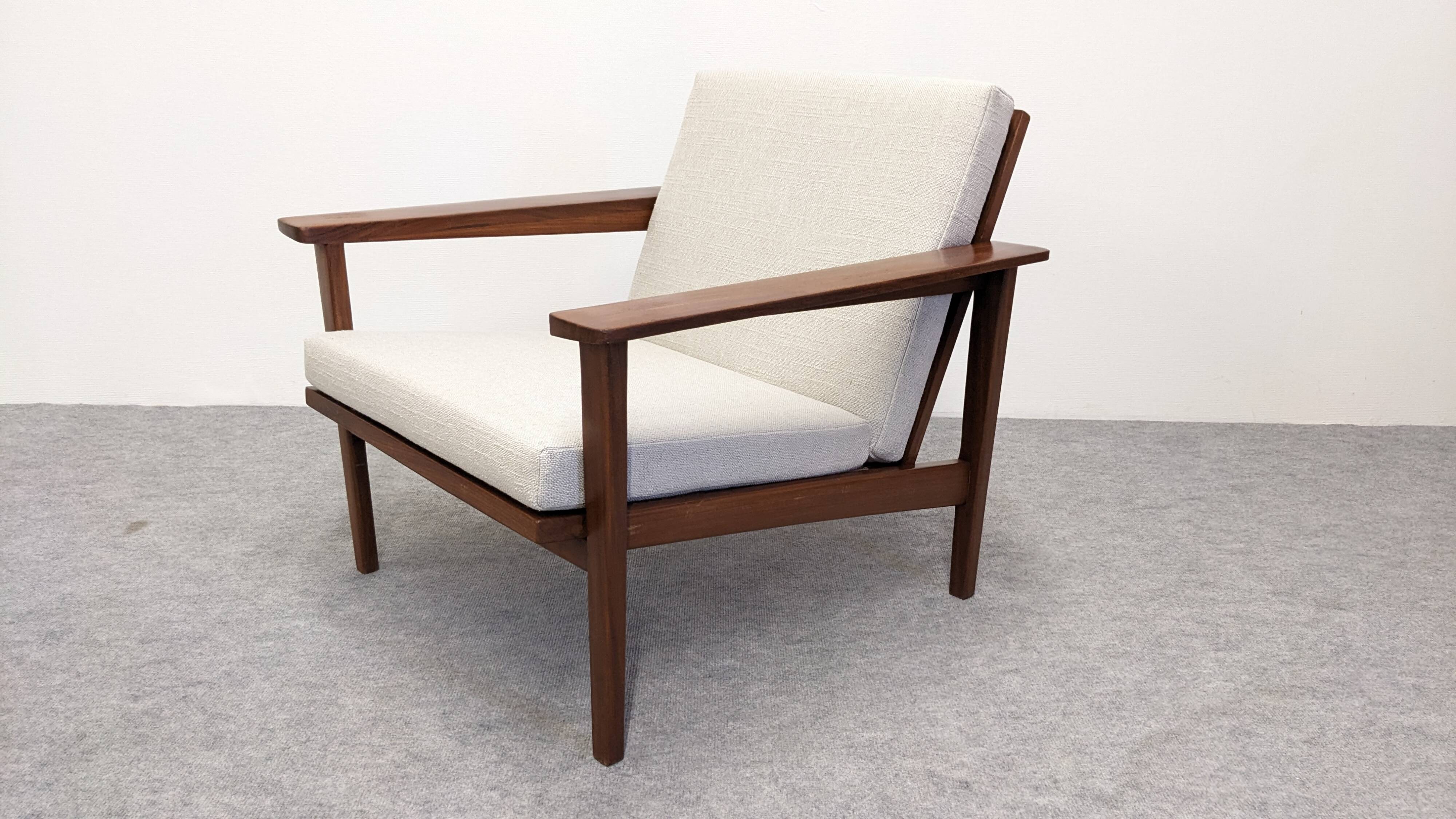 Salon, canapé et fauteuils, de style scandinave en teck, France vers 1950