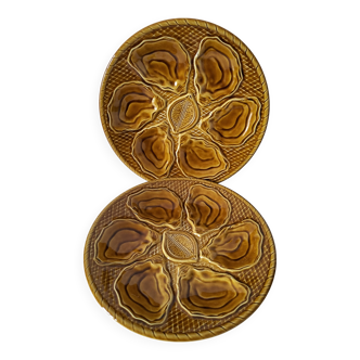 Duo of oyster plates in slip