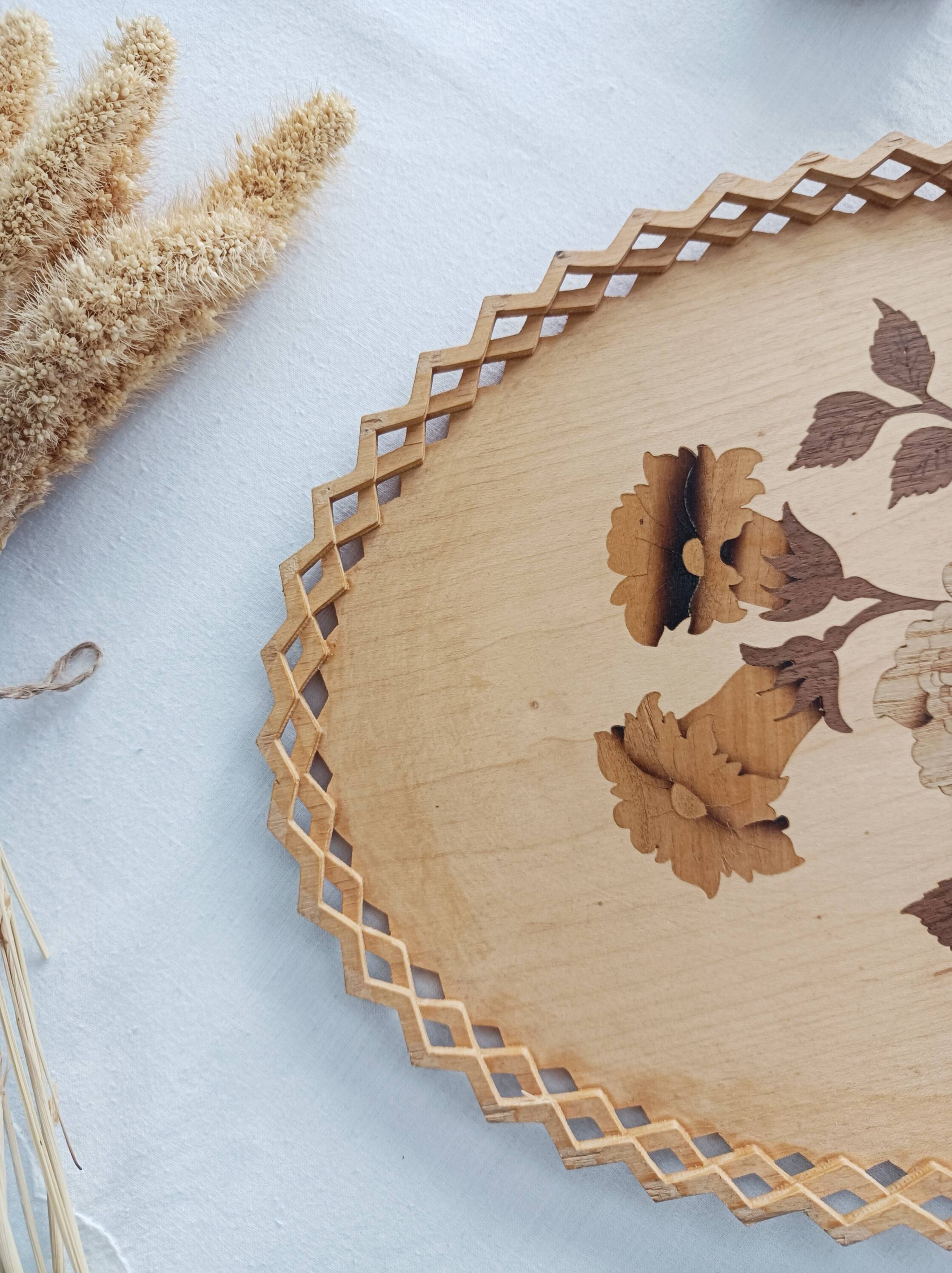 Plateau en bois, motif fleur