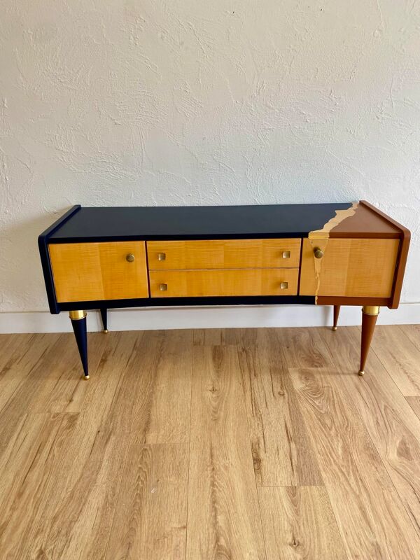 Meuble vintage relooké bleu marine, terracotta et feuille d’or – Style mid-century revisité
