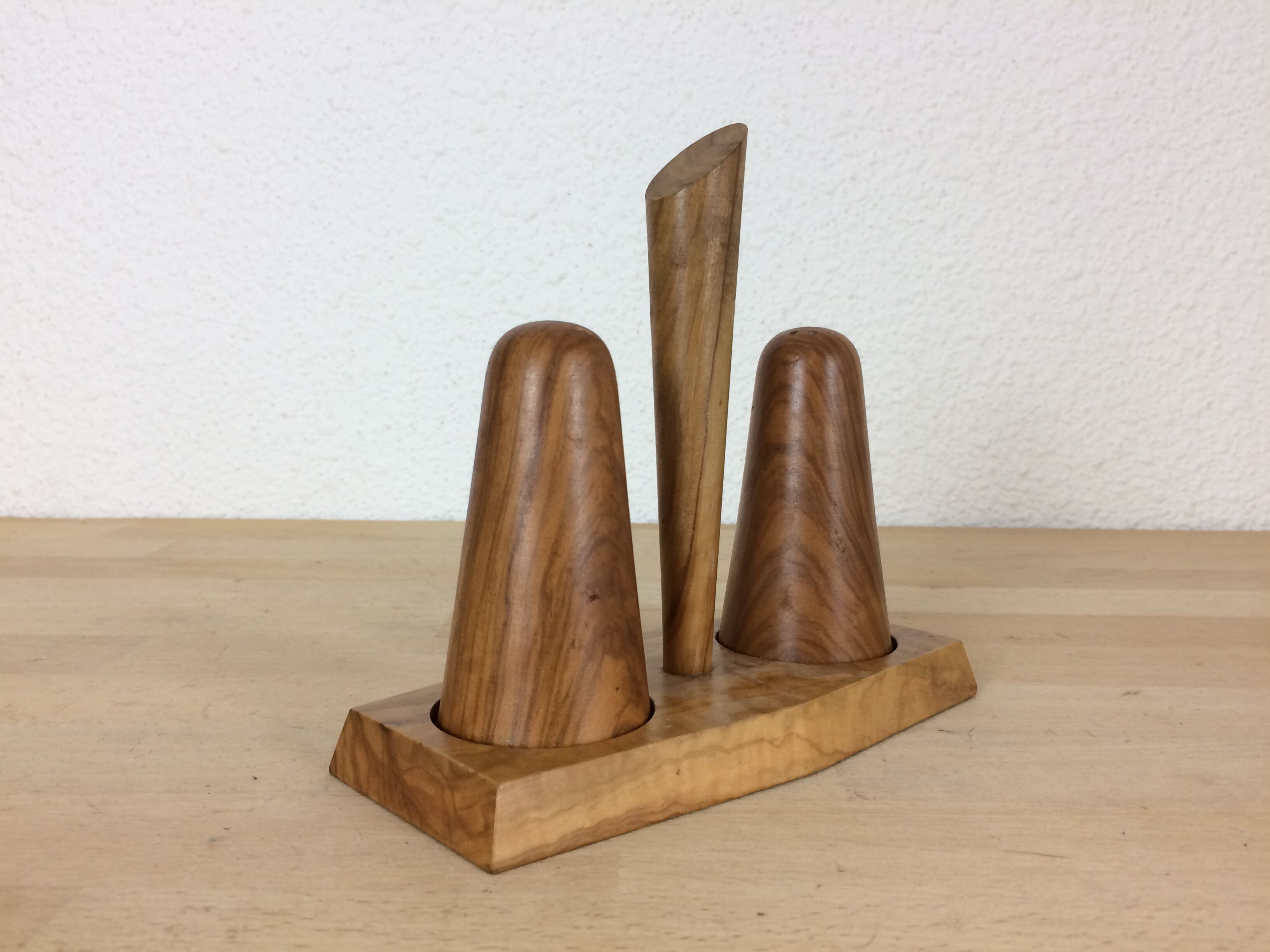 Servant salt and pepper in olive wood