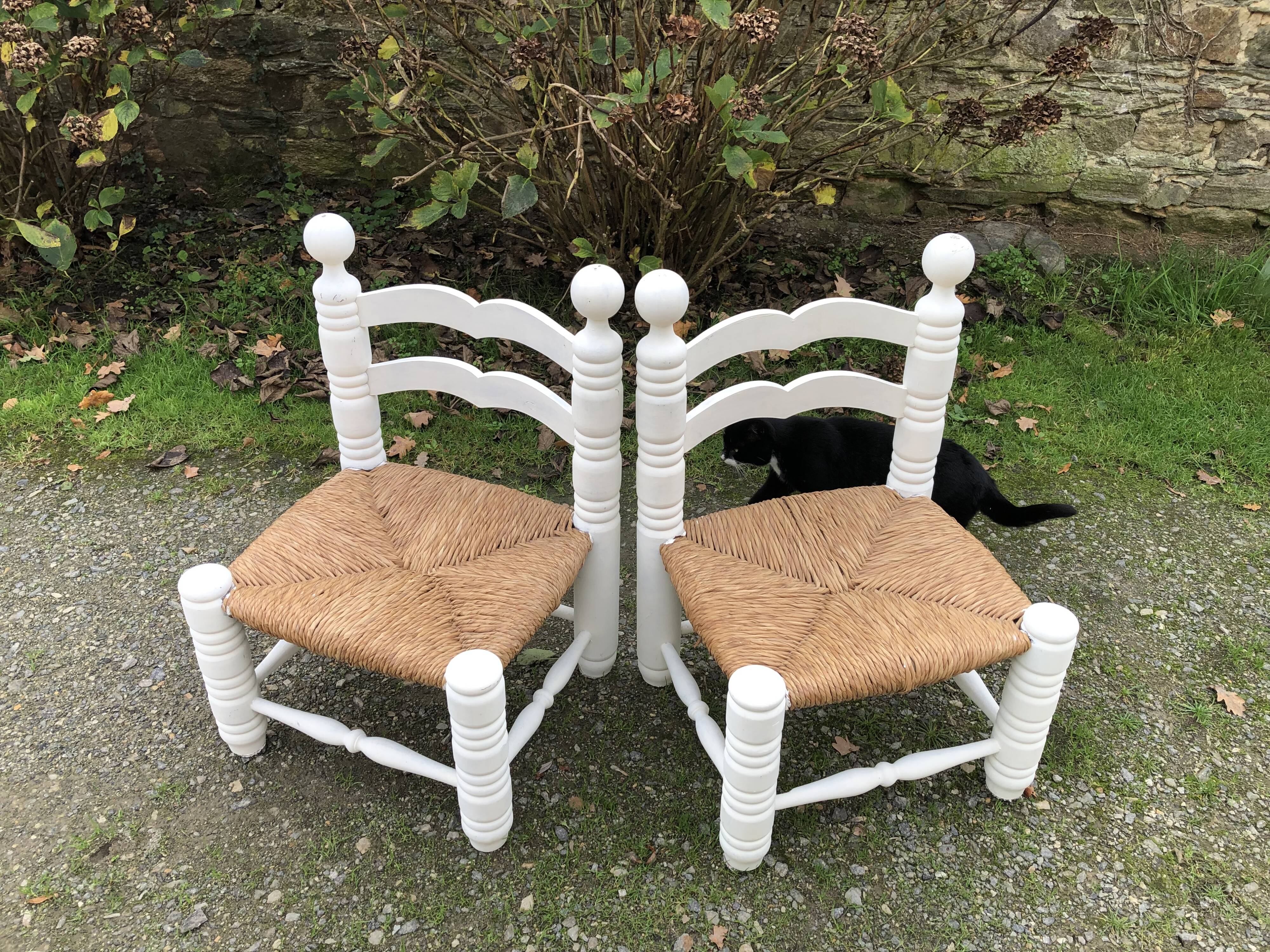 Duo de chaises vintage paillées par Charles Dudouyt.