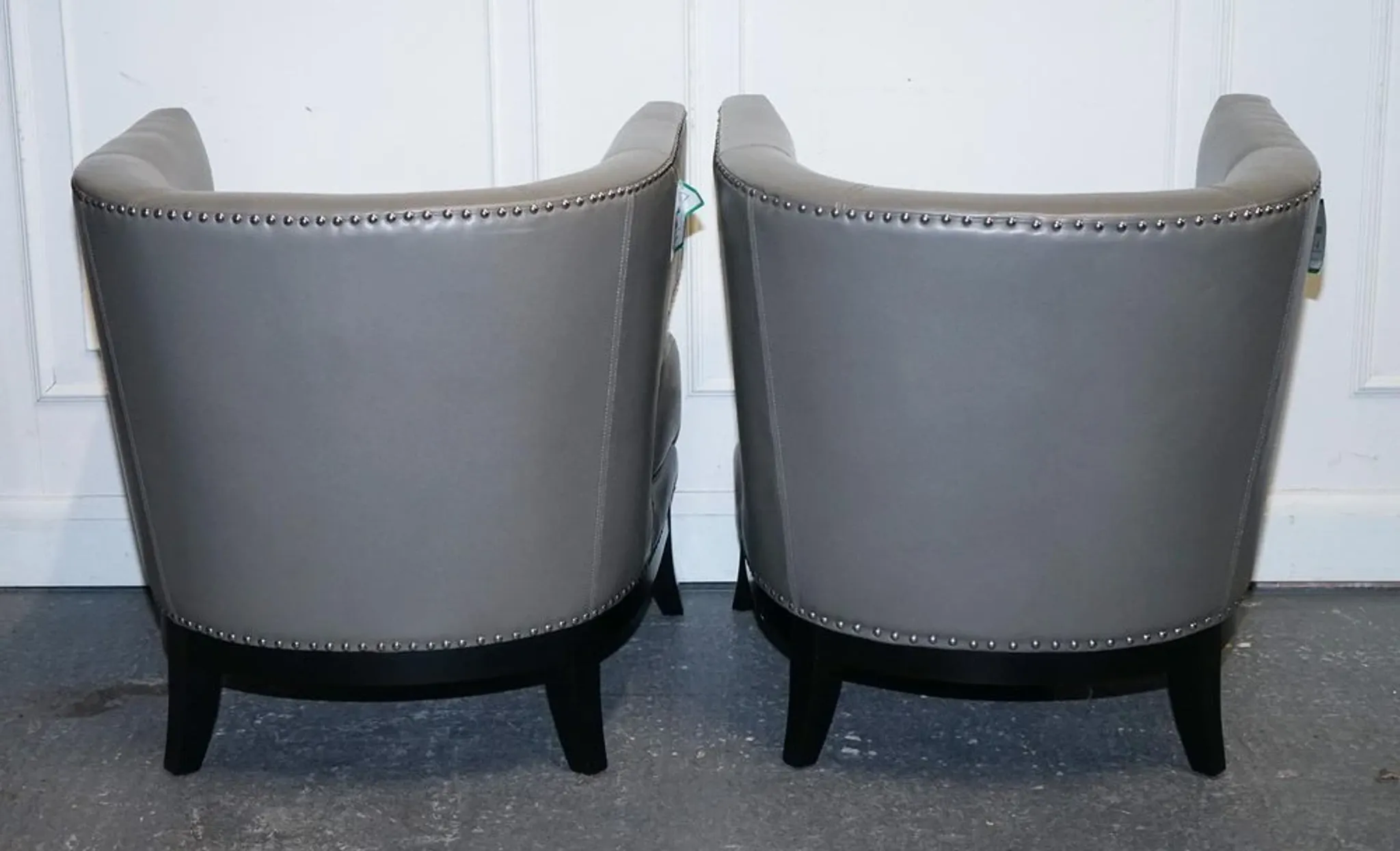 Fauteuils à Dossier Rond en Cuir Gris avec Clous de Coach House, Set de 2