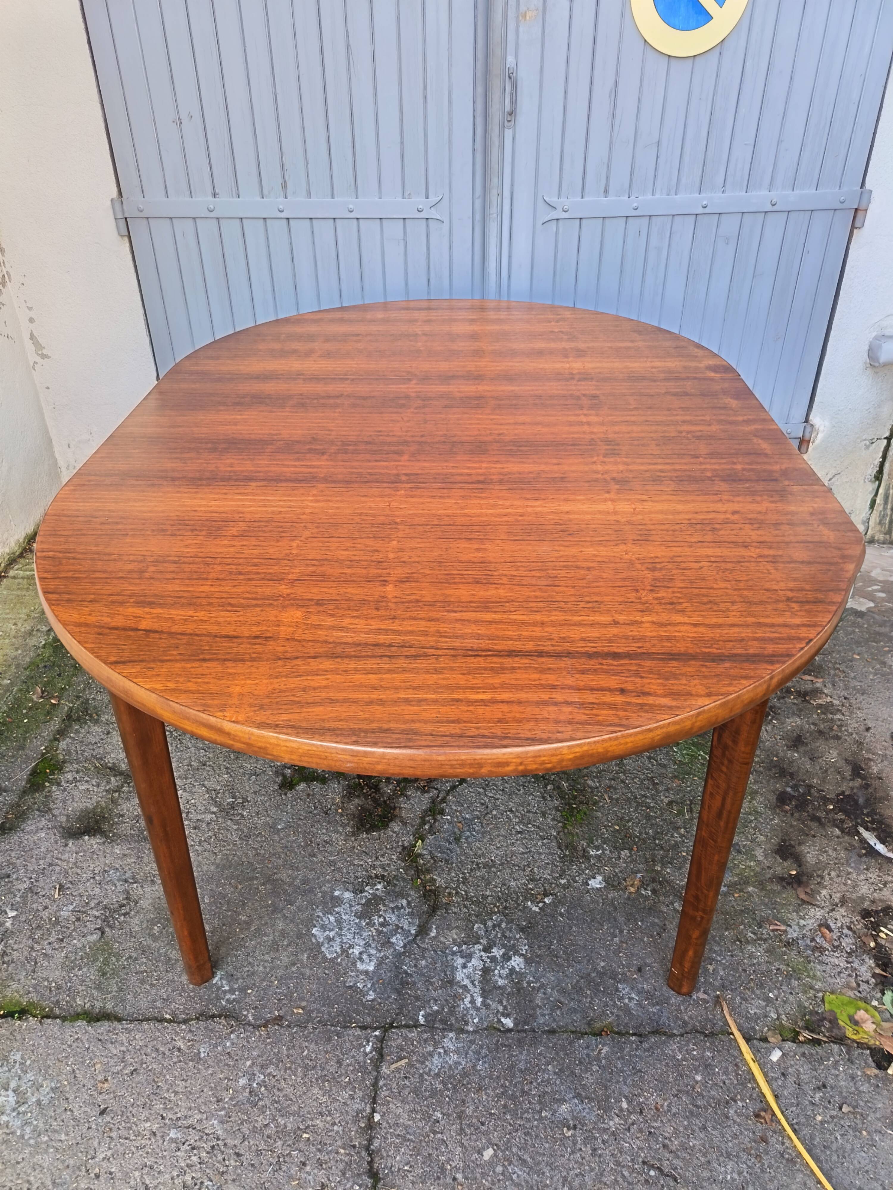 Henning Sorensen extendable dining table in rosewood from the 1960s.