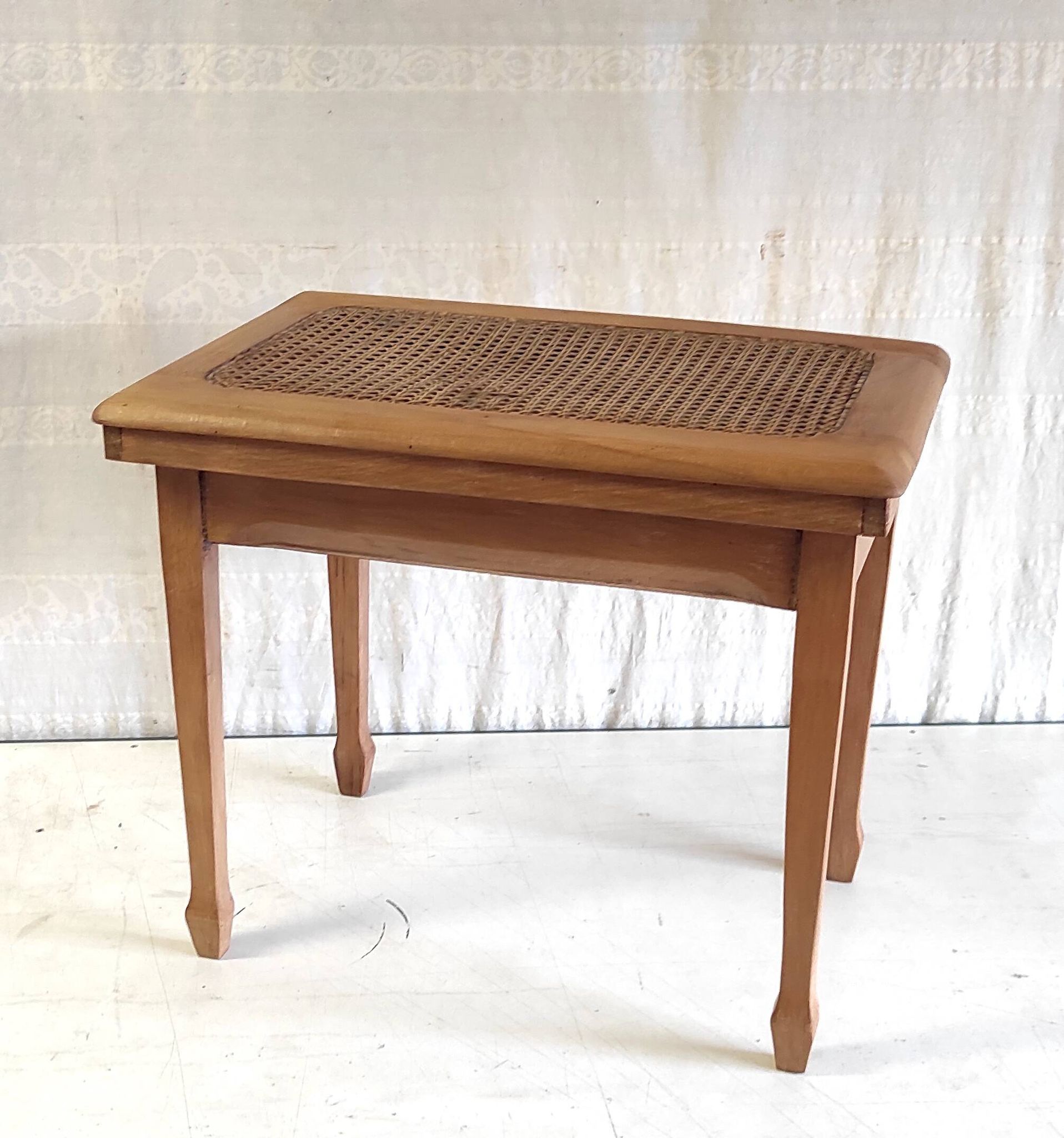 Table d'appoint en bois massif et cannage - mid. XXème
