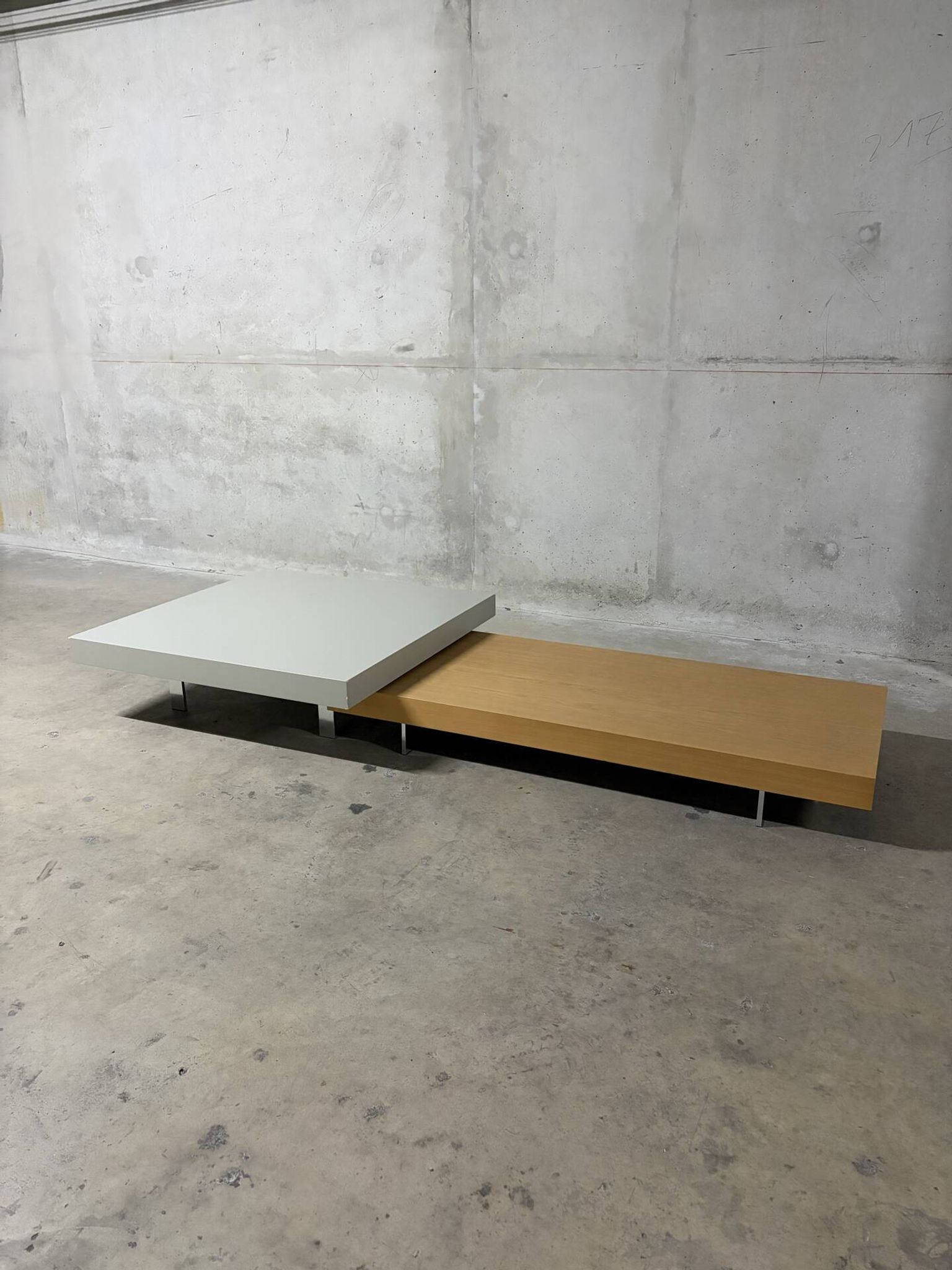 Set of 2 design coffee tables by Molteni&C, light wood and grey lacquered.