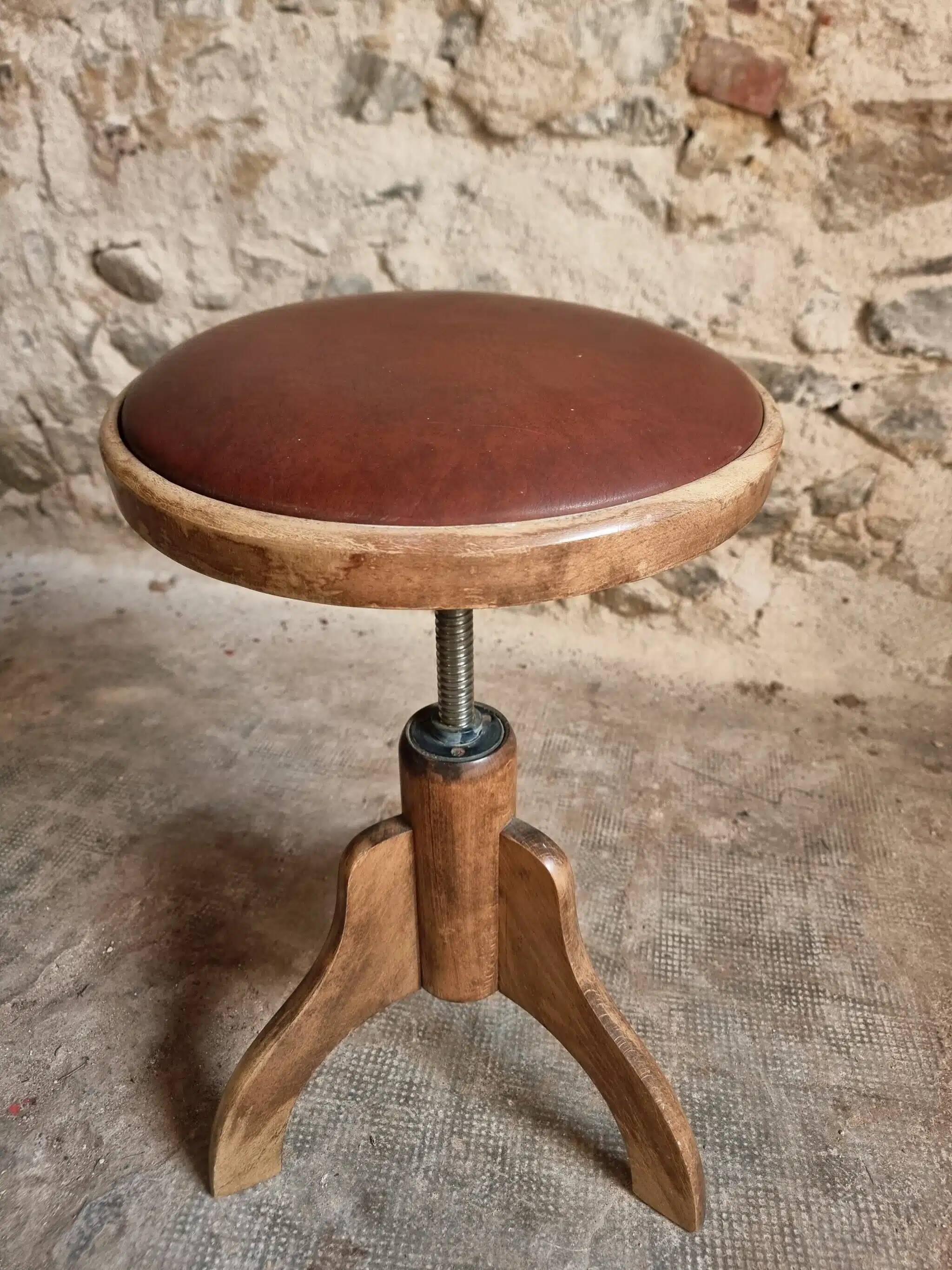 Tabouret français vintage en bois réglable, assise en skaï, années 1960