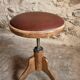 Tabouret français vintage en bois réglable, assise en skaï, années 1960