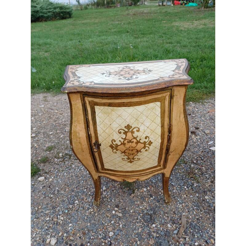 Table de chevet galbée en bois doré