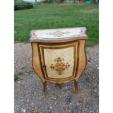 Table de chevet galbée en bois doré