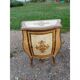 Table de chevet galbée en bois doré