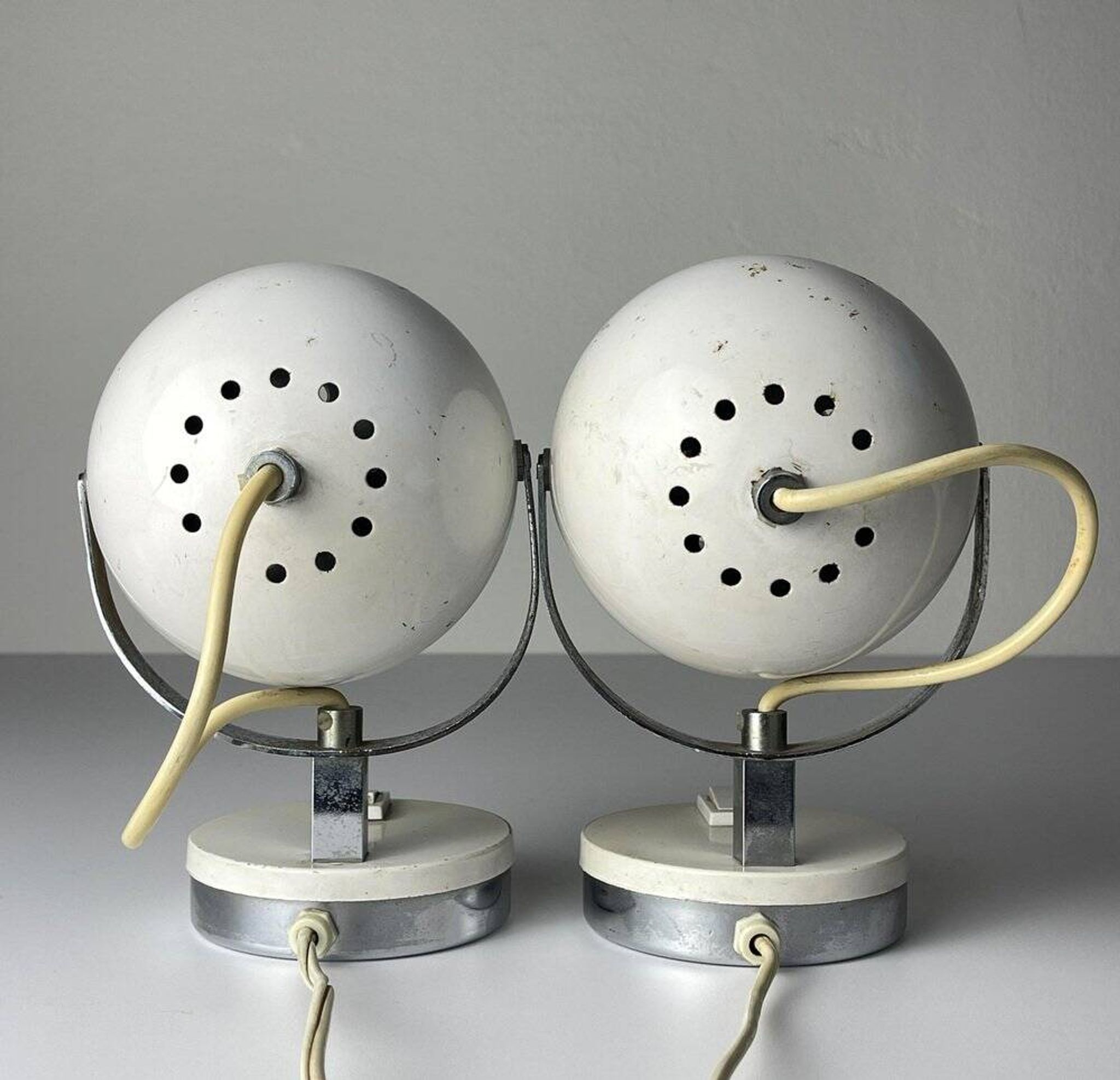 Lampes de bureau blanches du milieu du siècle, années 1960, ensemble de 2