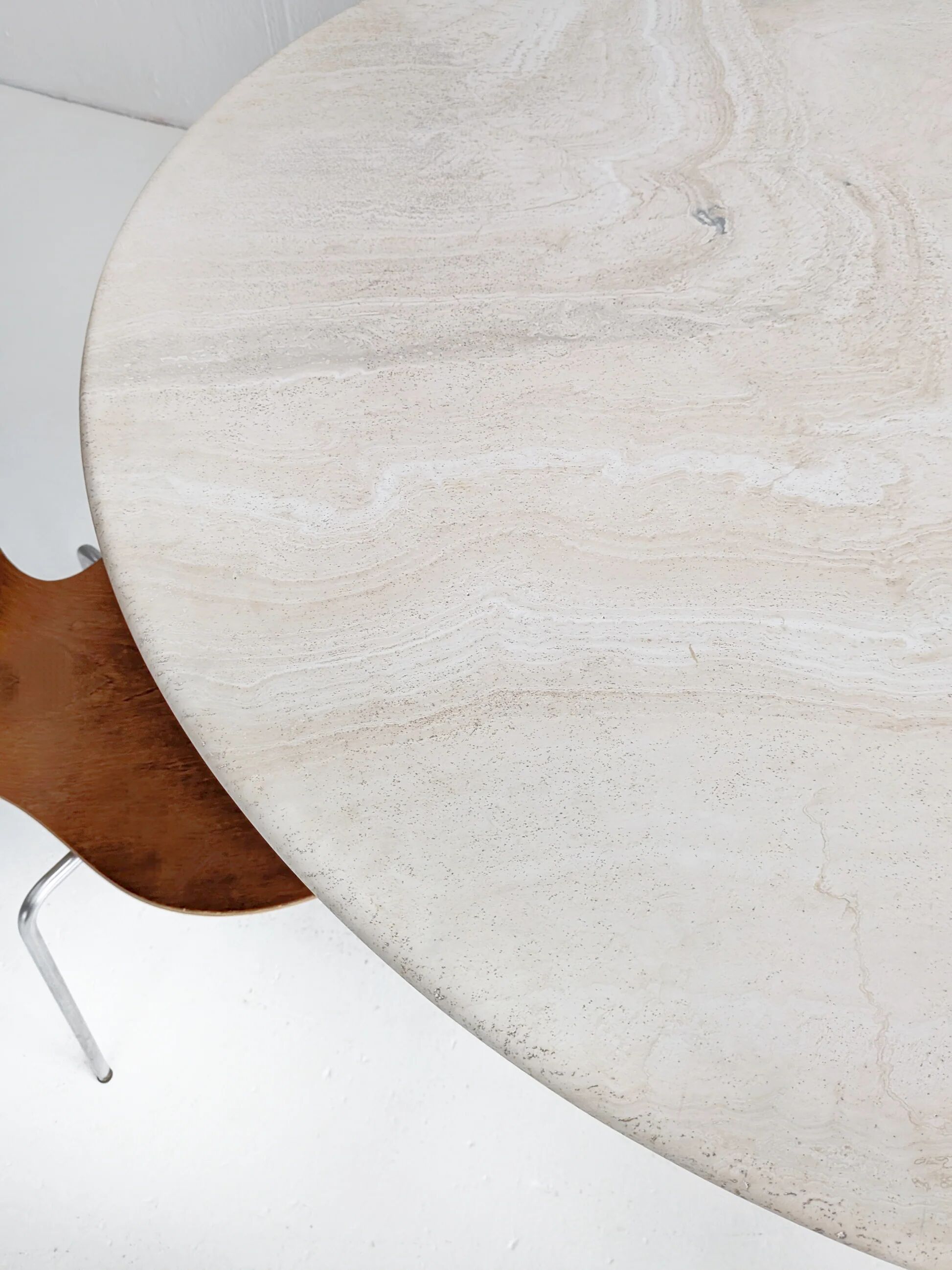Round dining table in travertine from the 1980s.