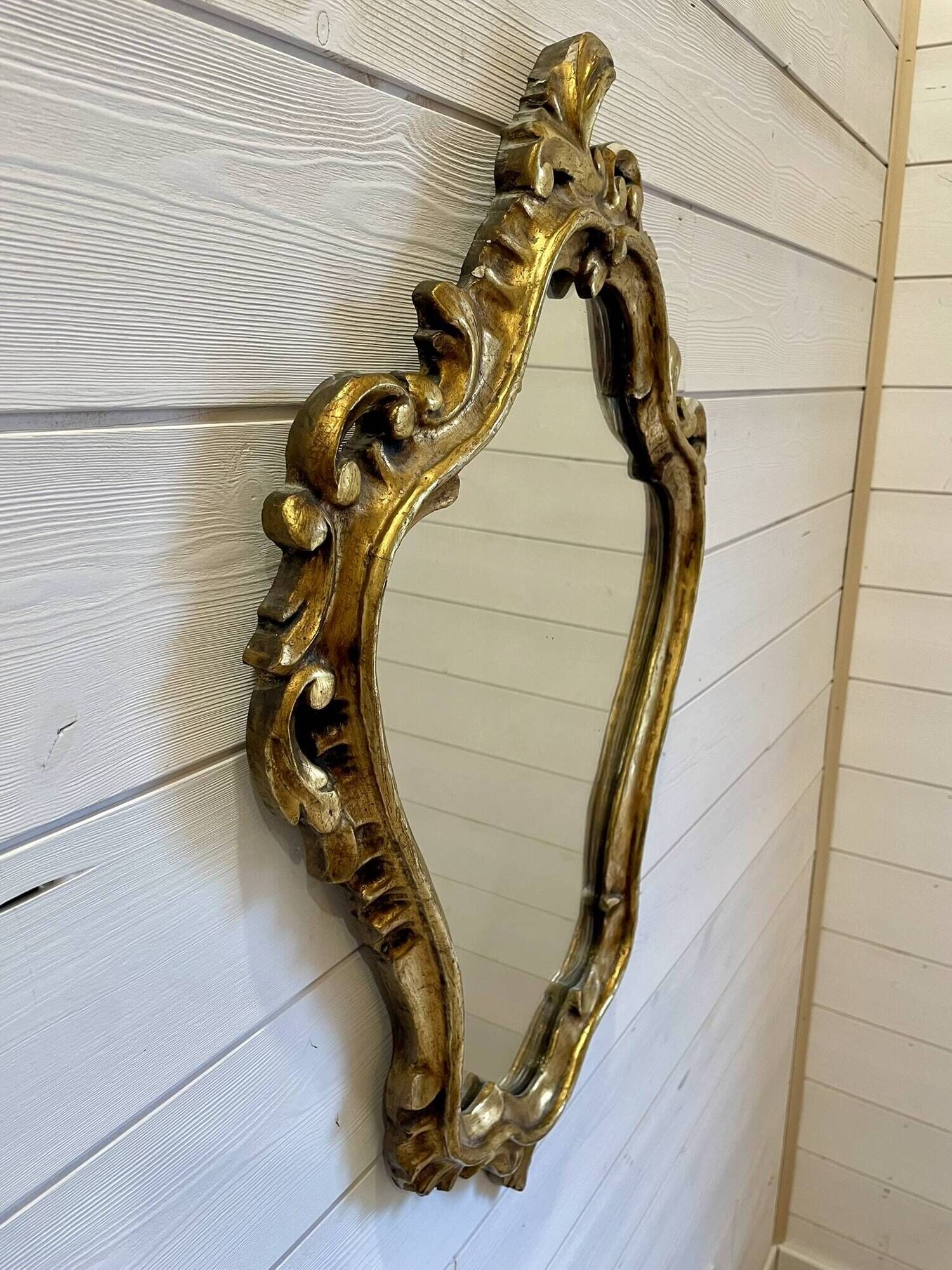 Vintage wall mirror in Louis XV / Baroque style – Carved wooden frame in gold.