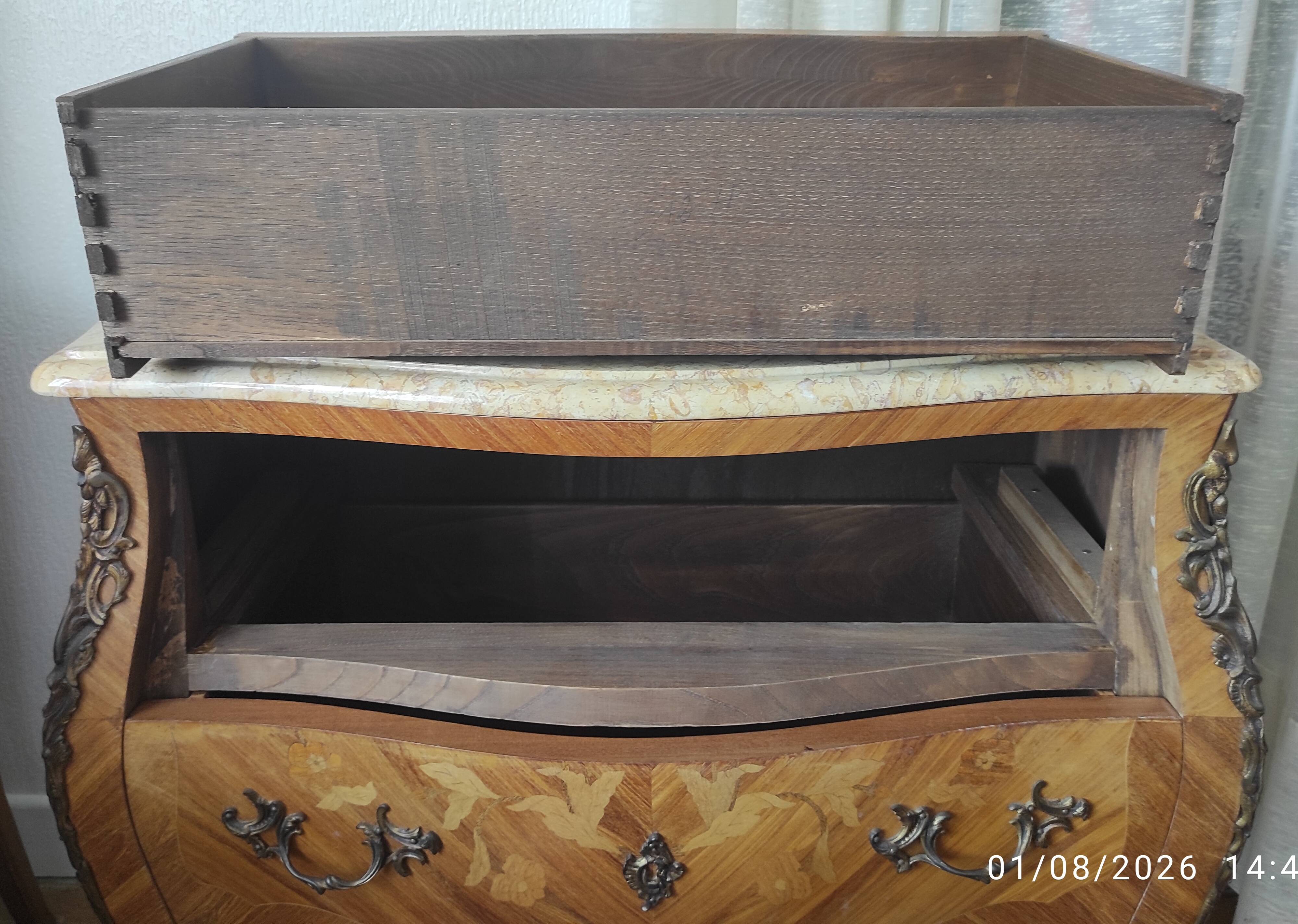 Commode sauteuse galbée style Louis XV-Marqueterie florale et marbre-TBE