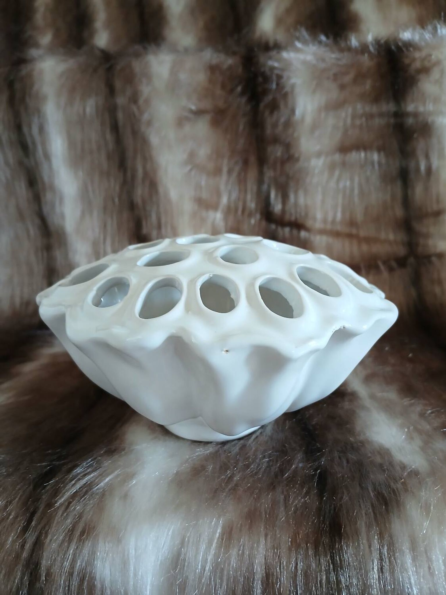 Vase pique fleurs en porcelaine blanche