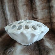 Vase pique fleurs en porcelaine blanche