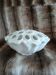 Vase pique fleurs en porcelaine blanche