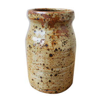 Pot vase in sandstone pyrity