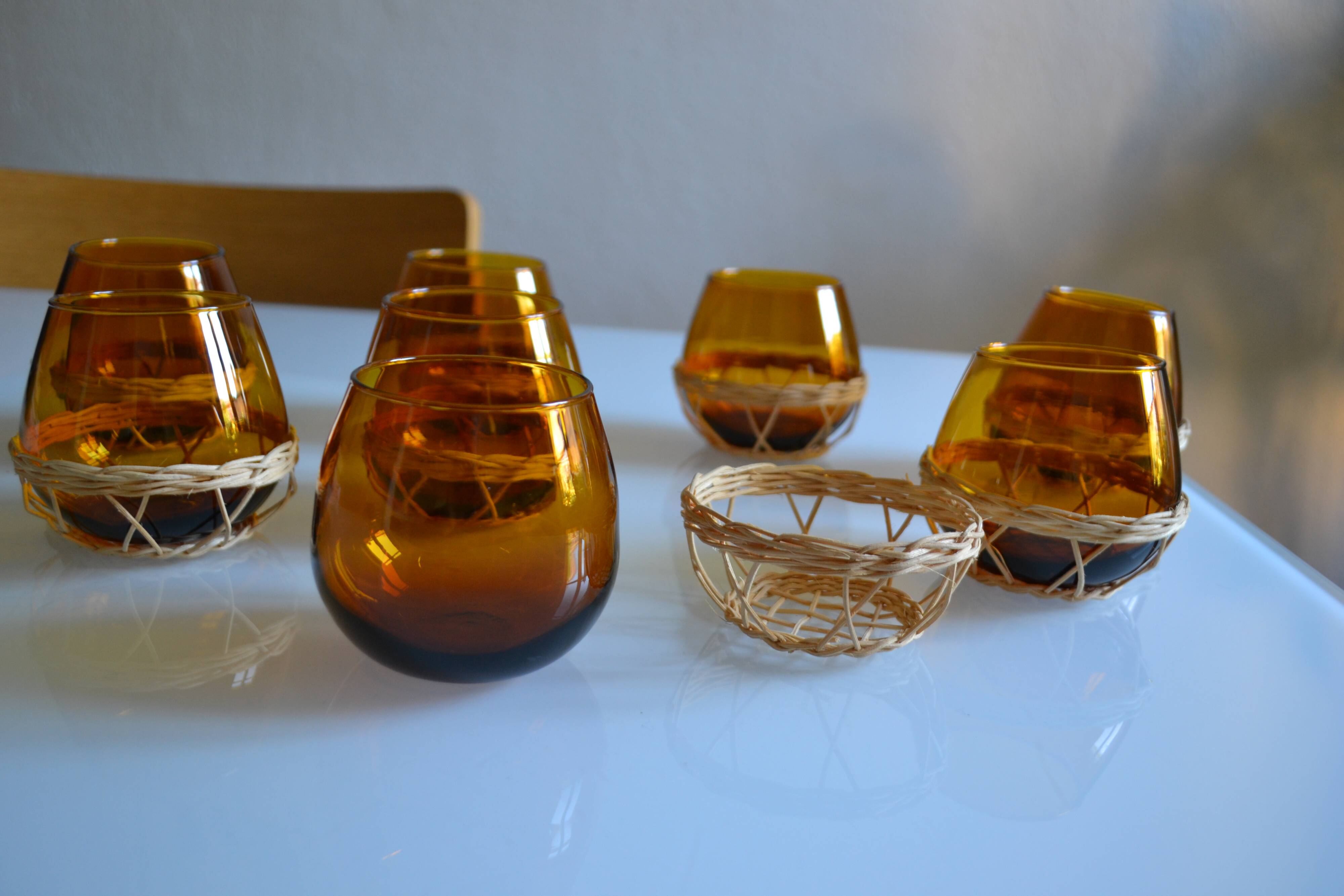 Set of 8 amber glasses & vintage rattan 1970