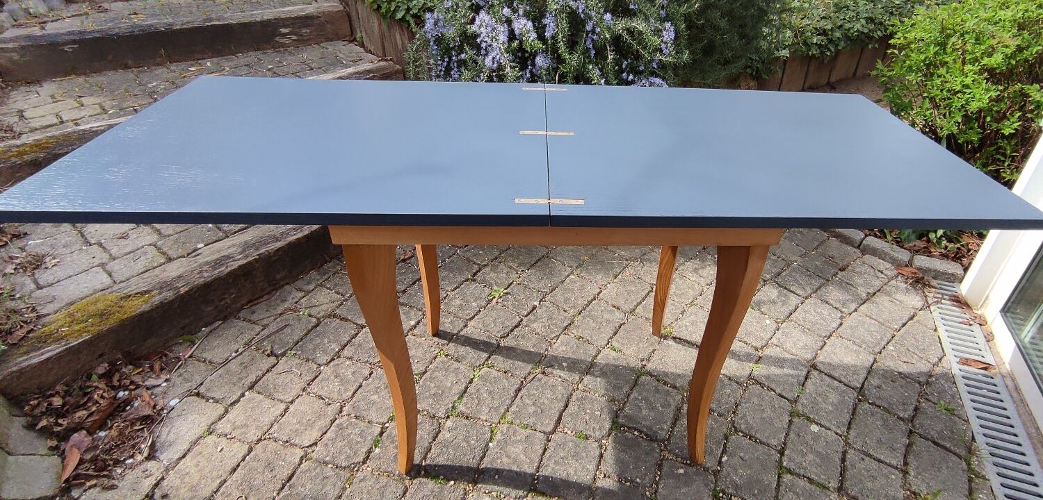 Expandable wooden table