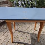 Expandable wooden table