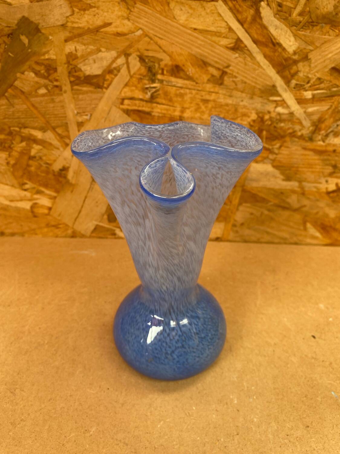 Ancien Vase Verre Soufflé Bleu Moucheté Blanc Col Corolle Vintage