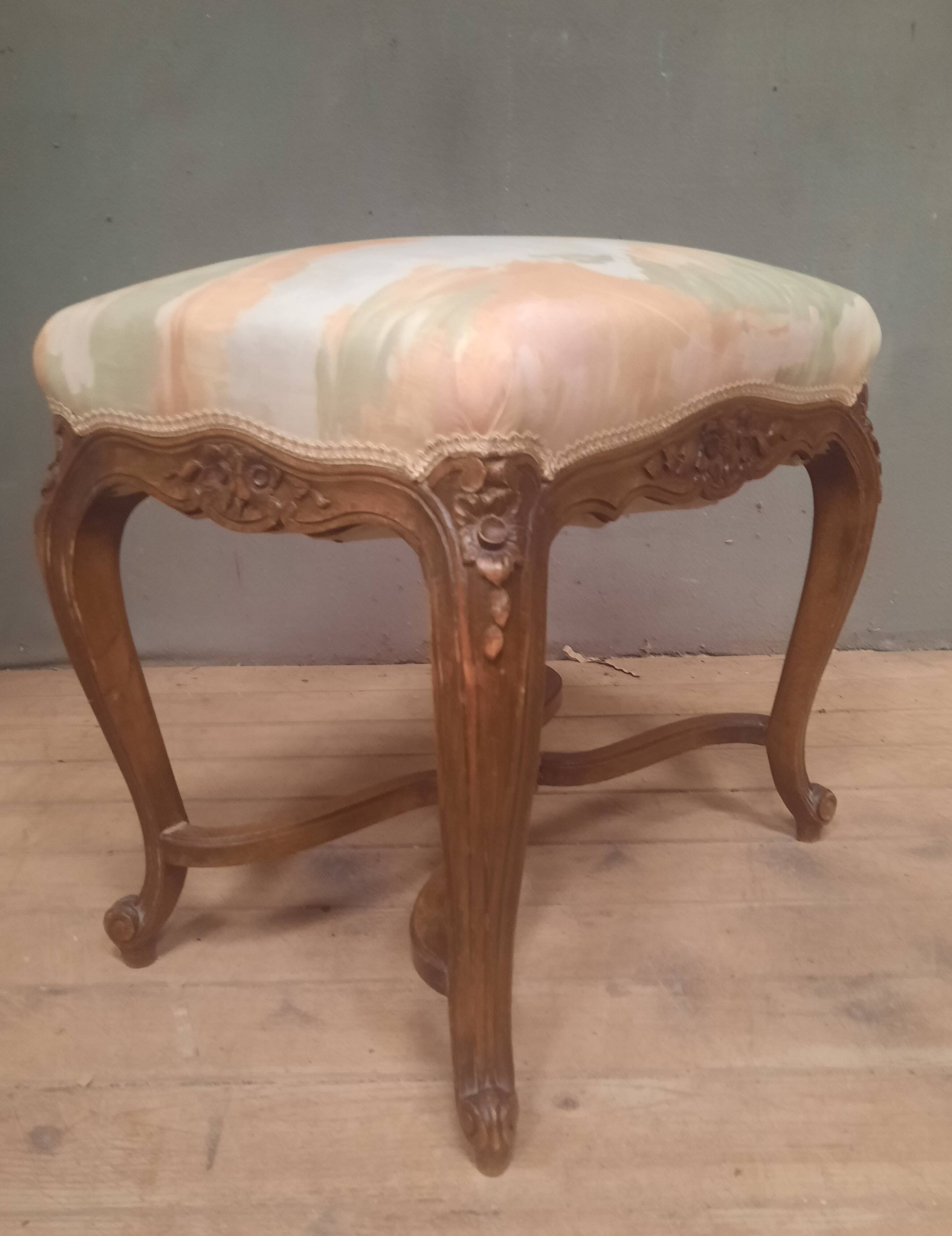 Pouf de style Louis XV  rocaille