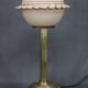 Lampe de table en laiton restaurée des années 1940 avec base en bois et abat-jour en verre