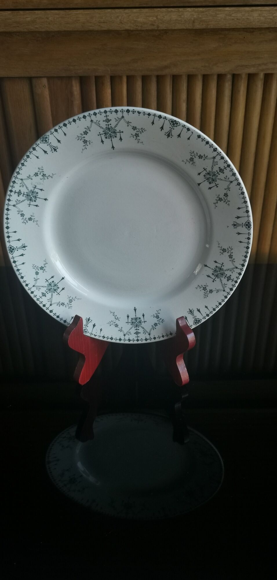 Compotier/plate on foot signed Lunéville KG "Victoria"