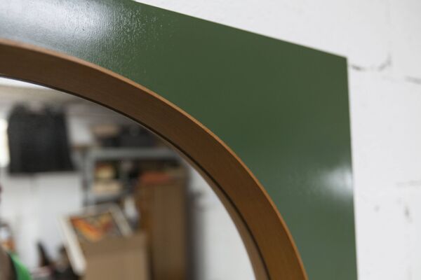 Miroir mural atypique rond 60 cm bord teck sur planche verte rectangle 1960
