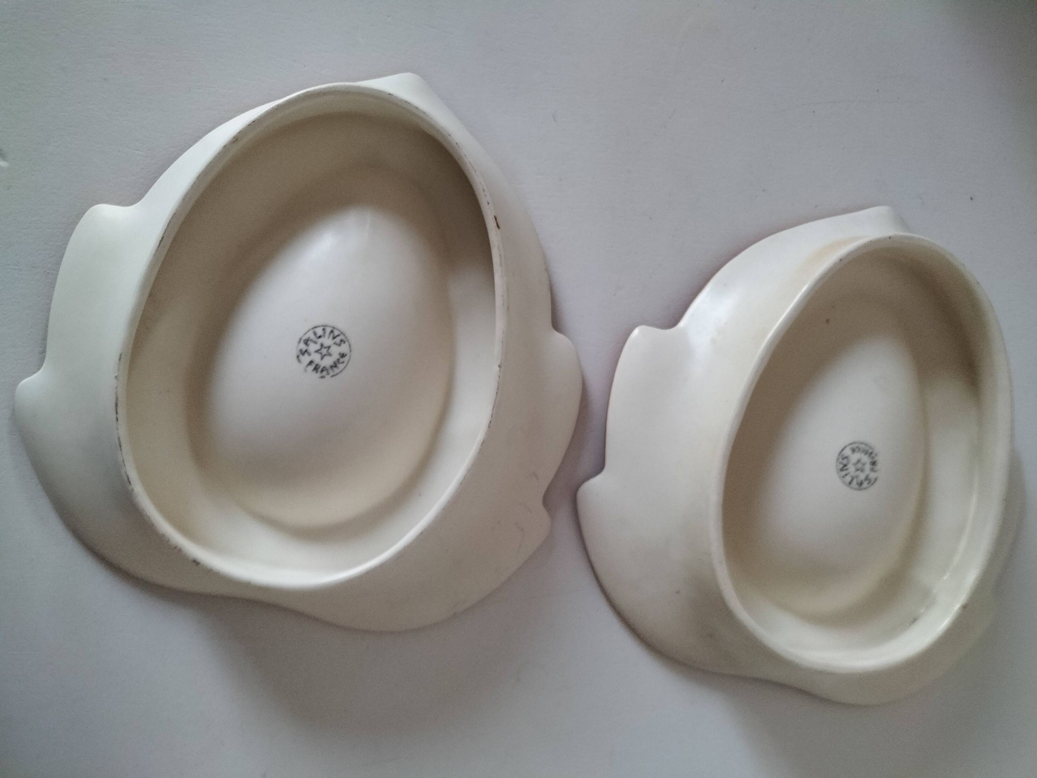 Pair of biomorphic bowls Salins France moss green, 1950s