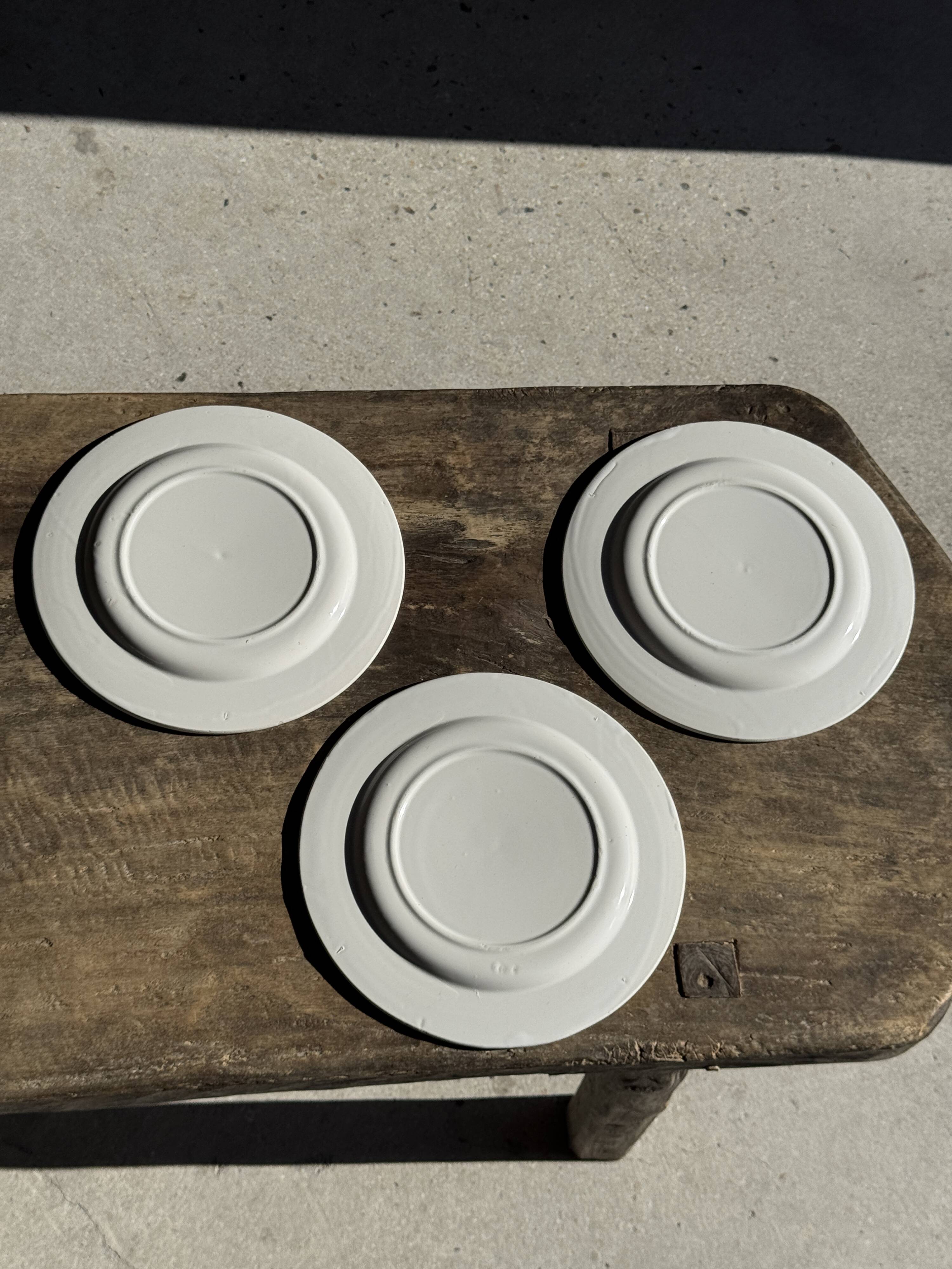 Set of 3 large classic white plates D24.5