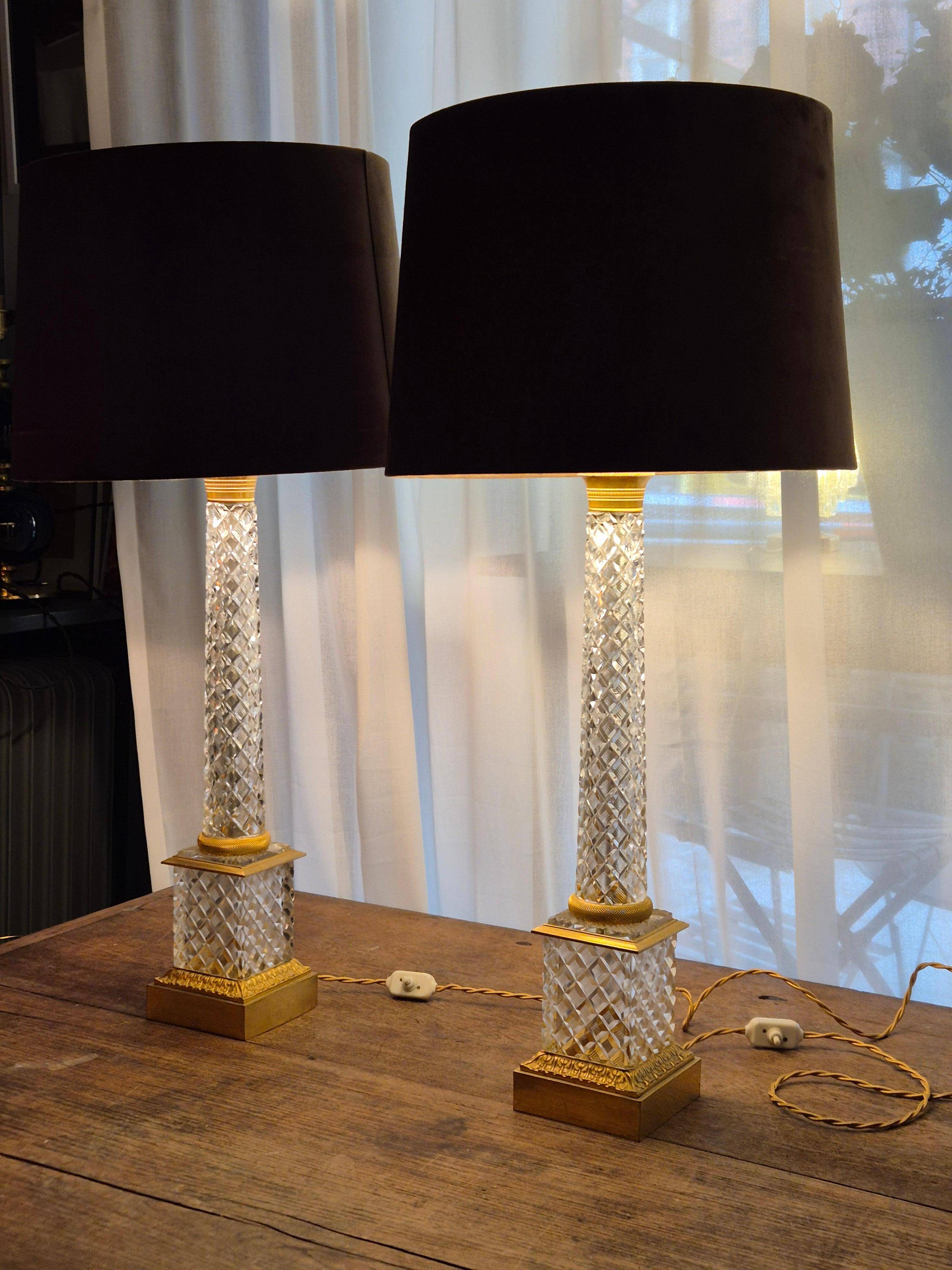 Pair of coloured table lamps, made of cut crystal and gilded bronze, in the Baccarat style.