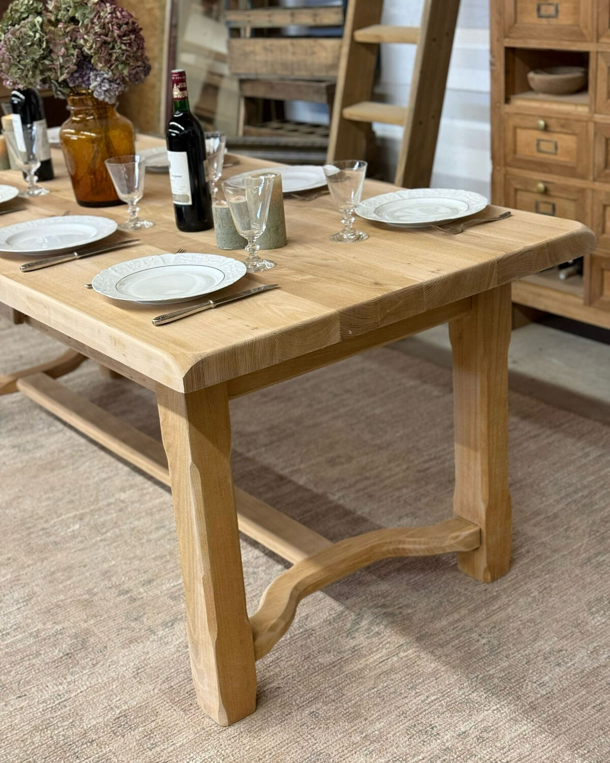 Extendable farmhouse table in solid oak