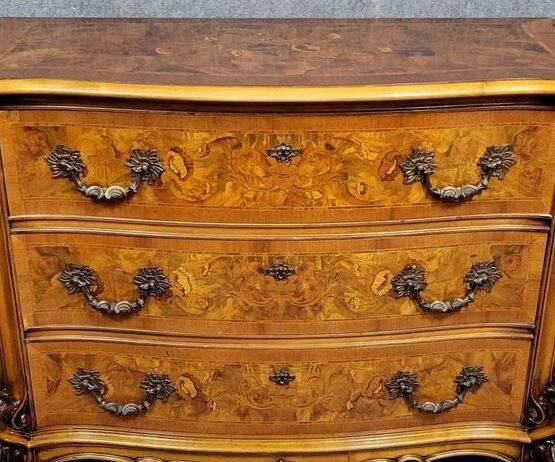 Commode galbée en marqueterie de noyer – Style Louis XV