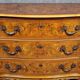Commode galbée en marqueterie de noyer – Style Louis XV