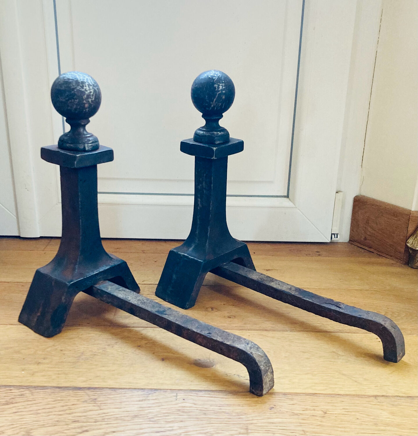 Pair of massive antique-style fire dogs in solid iron from the 20th century.