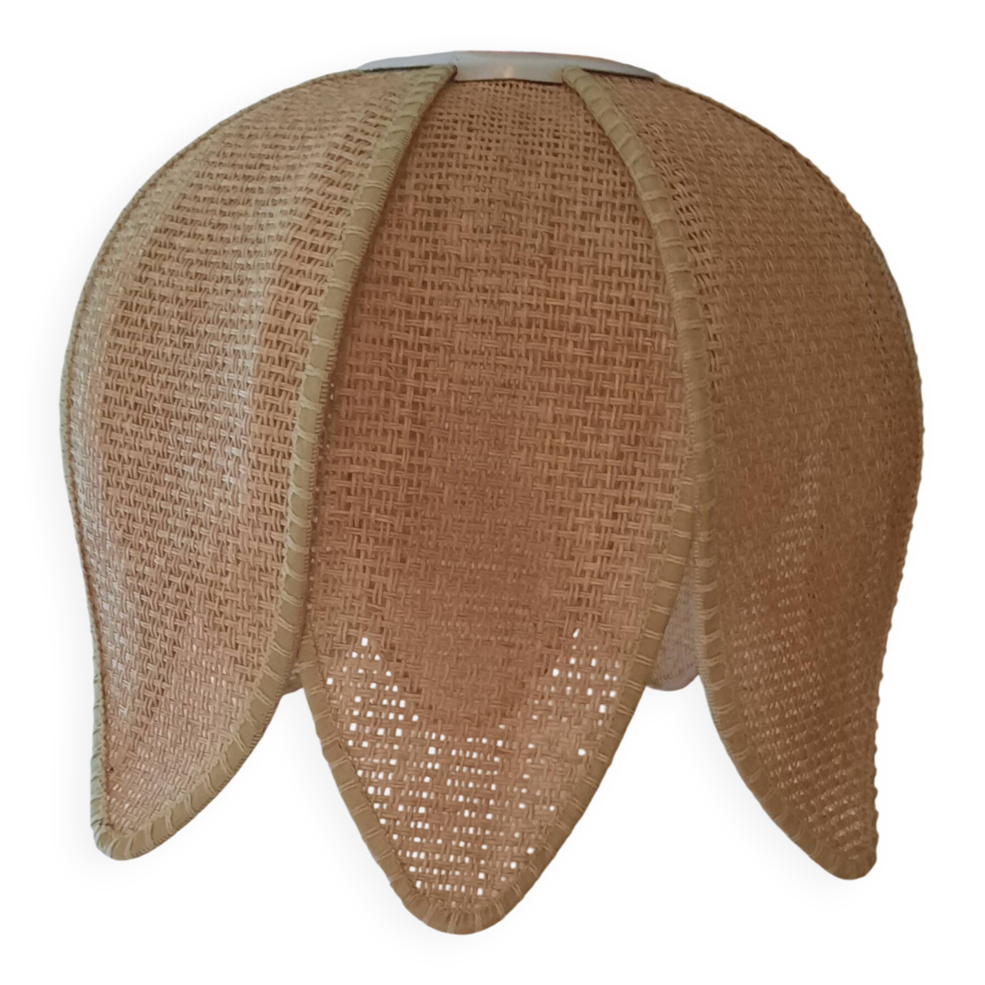 Tulip pendant light in natural fibers