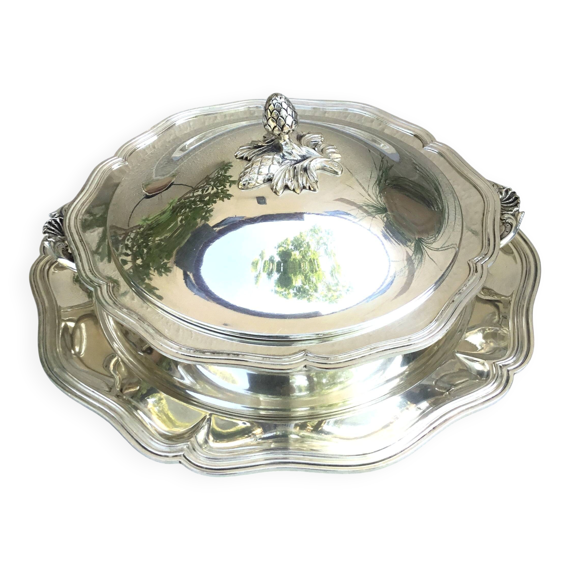 Legumier couvert et son dormant enmétal argenté de style Louis XV