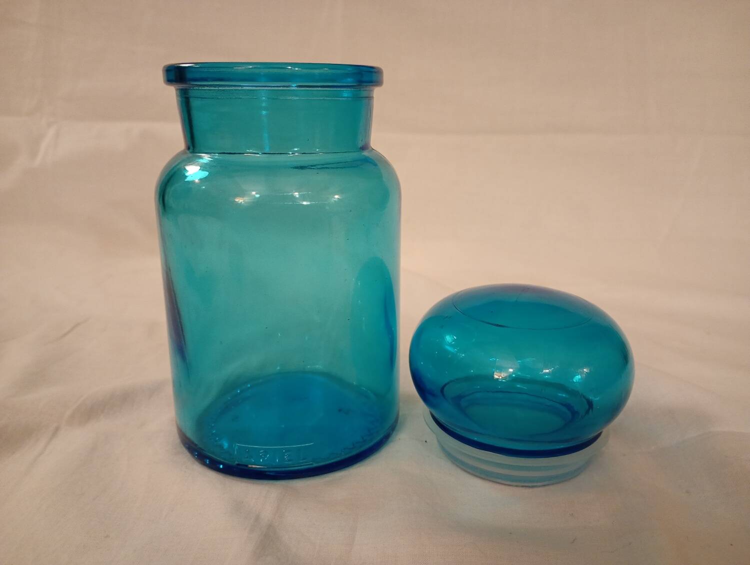 Ariel glass pot