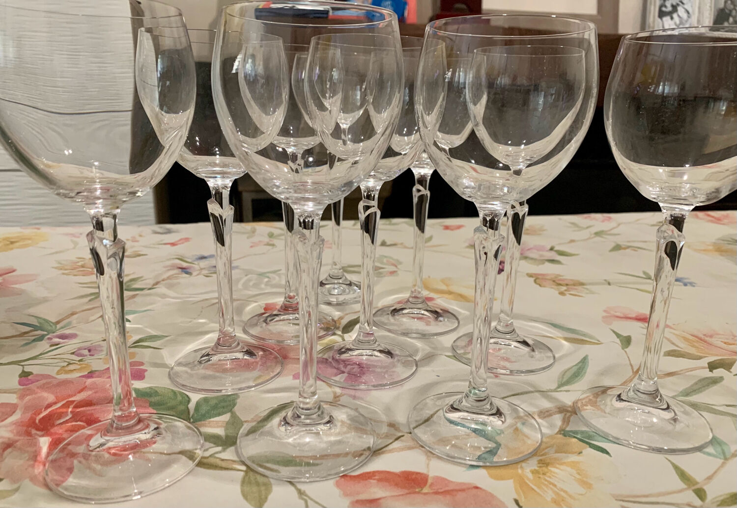 Crystal wine glasses (bud-shaped foot)