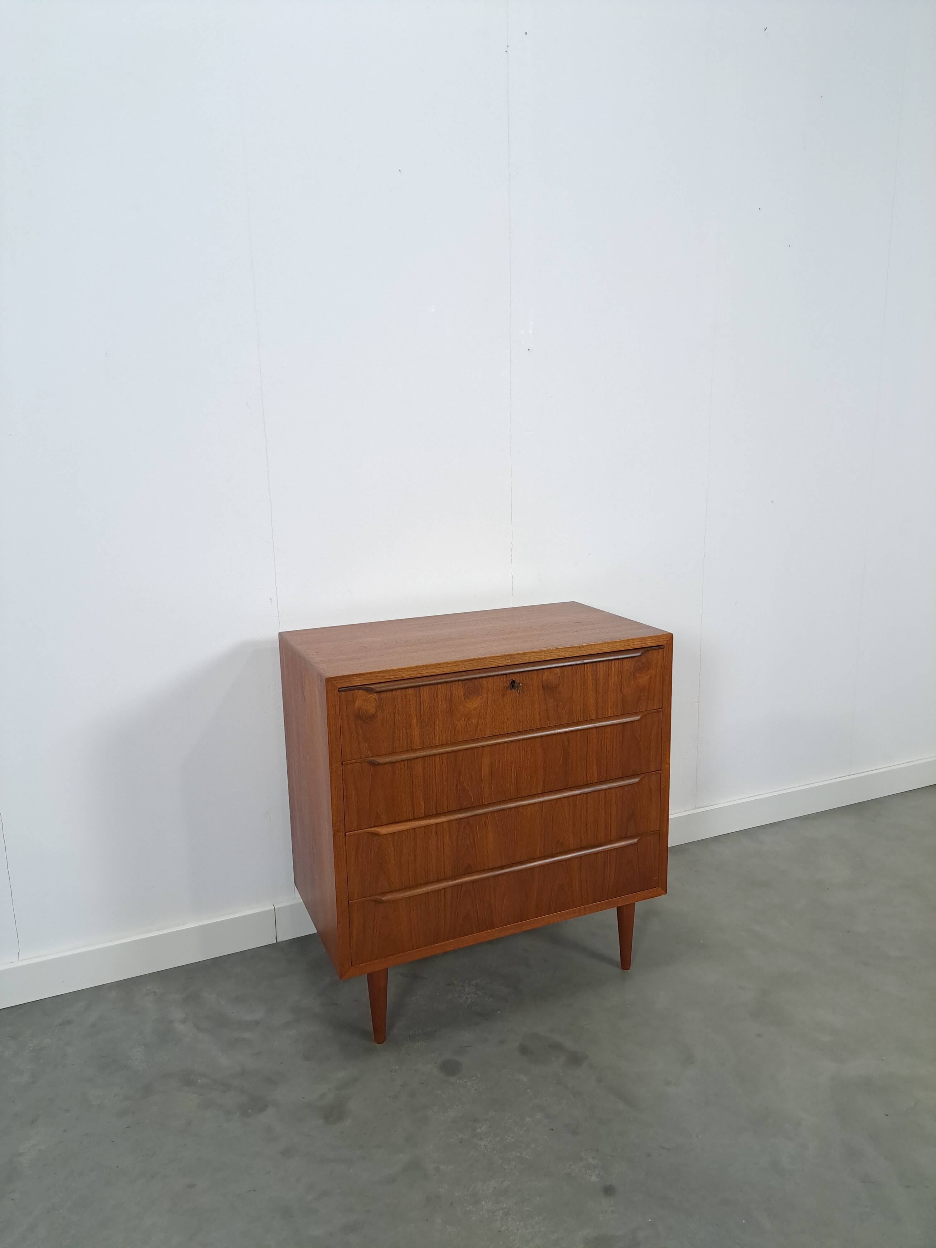 Teak Deense ladekast met 4 lades vintage