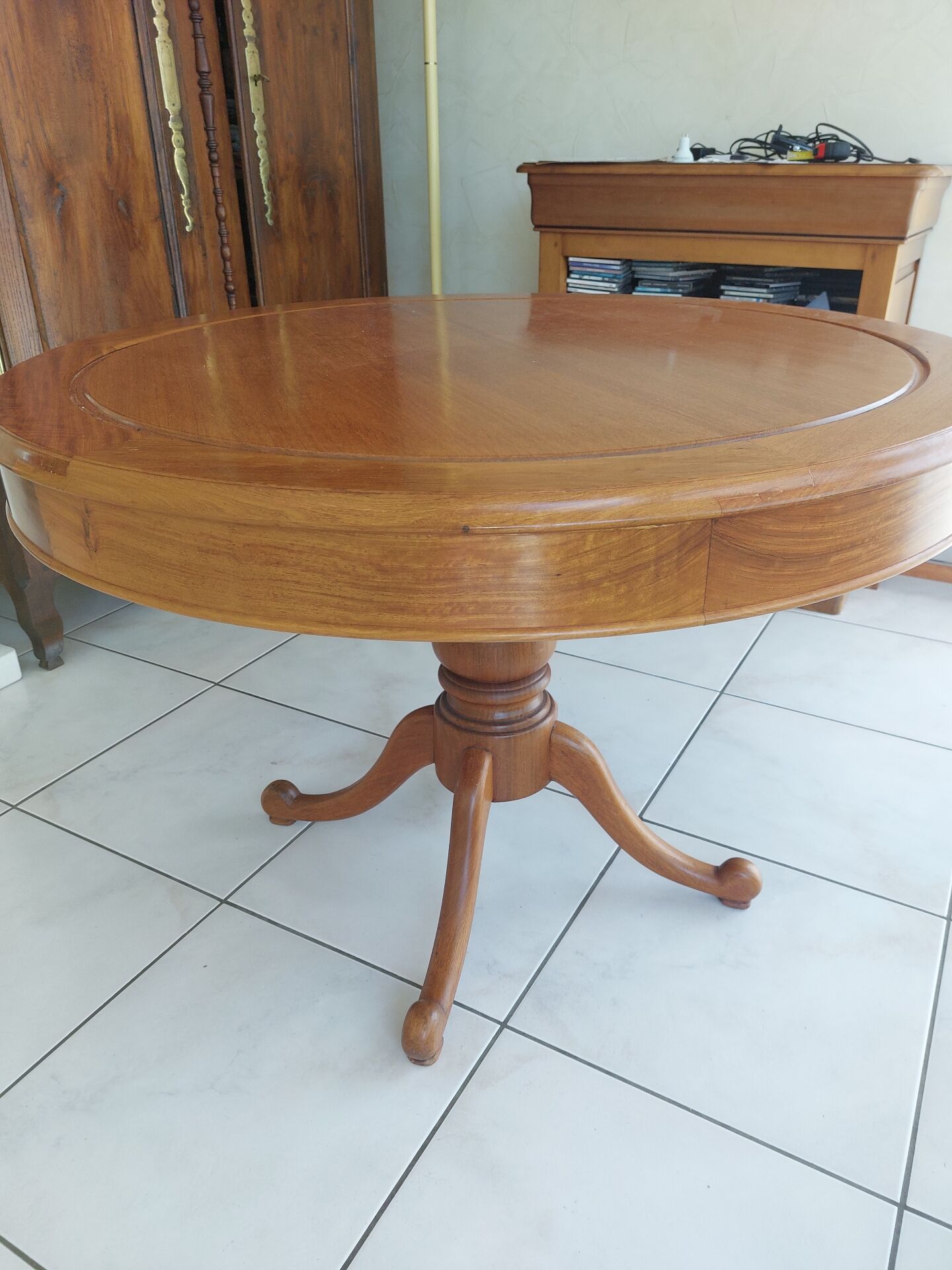 Round table in mahogany