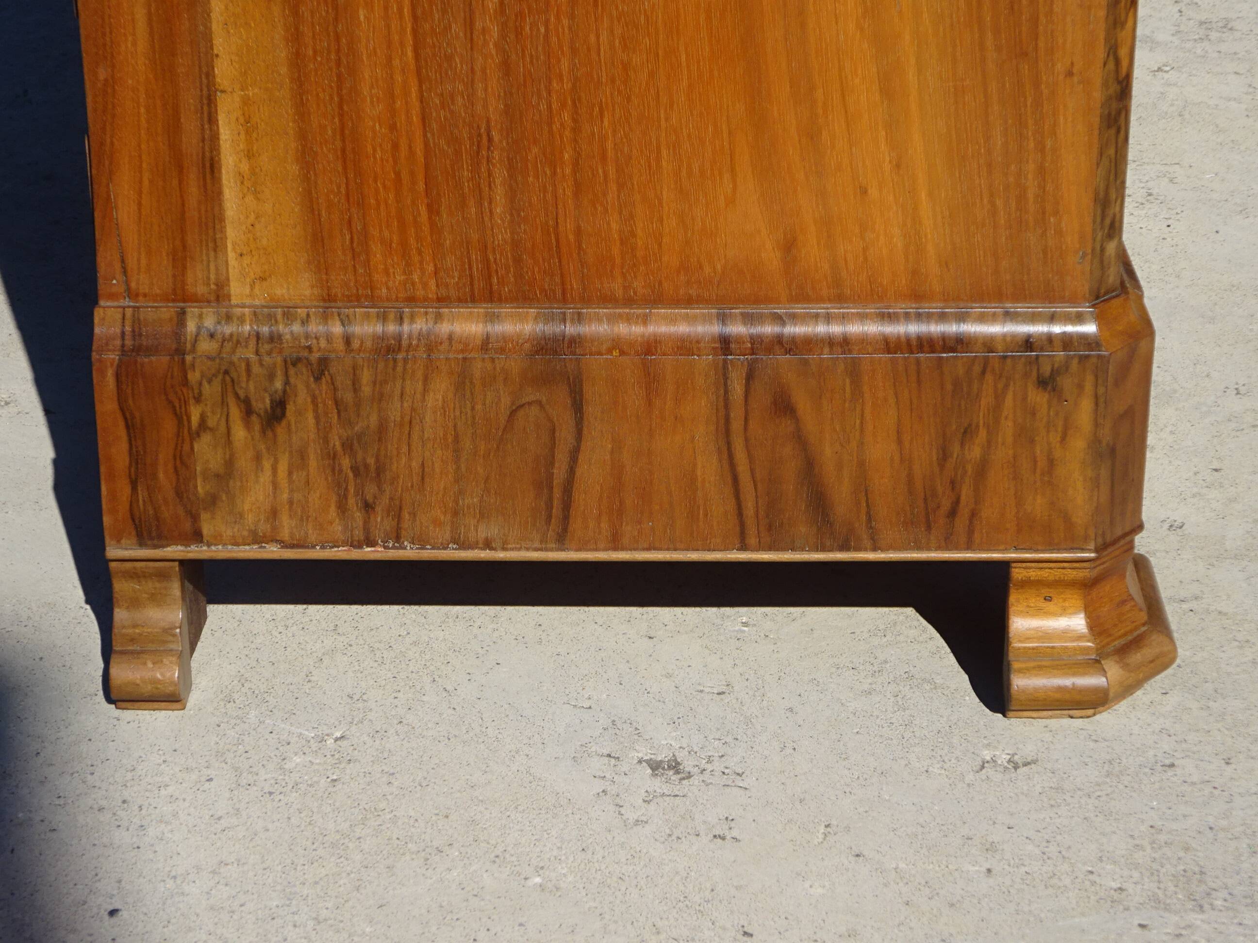 Commode en noyer et ronce de noyer style Louis Philippe