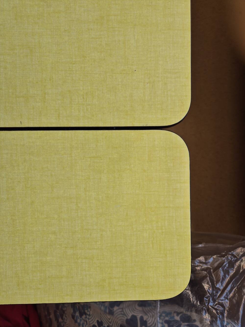 Table année 1960 en formica jaune